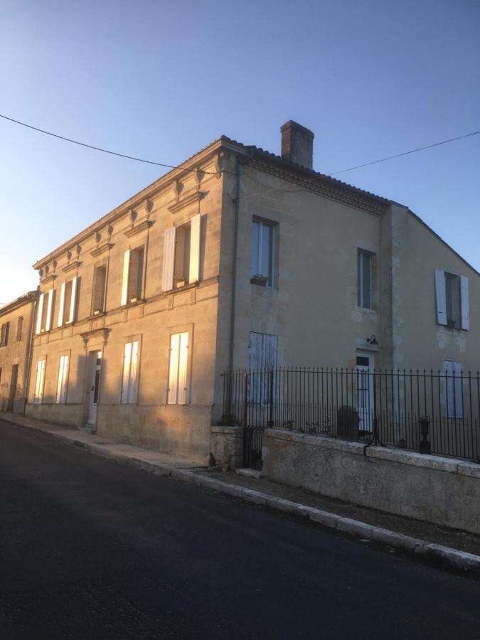 La Maison Blanche A Saint-Yzans-De-Medoc Bed & Breakfast Exterior photo